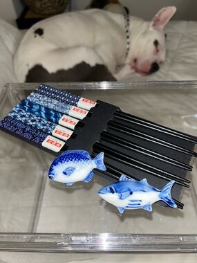 Set Of 4 Blue Wood Chopsticks & Set Of 2 Blue Ceramic Fish Chopstick Holders New